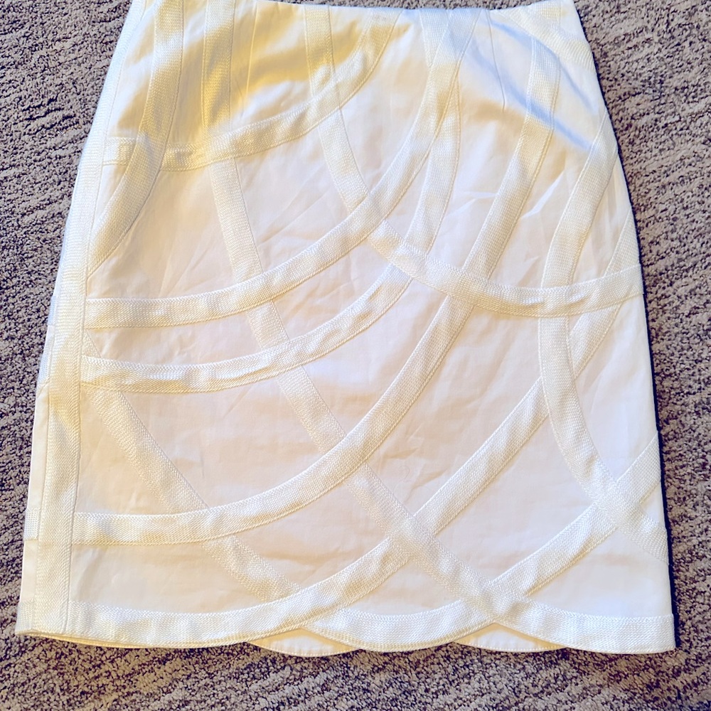 Worthington white pencil skirt. Scalloped bottom. Lined. Beautiful